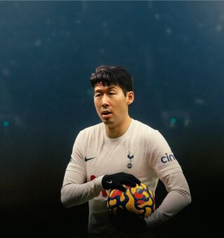 Son segurando uma bola de futebol