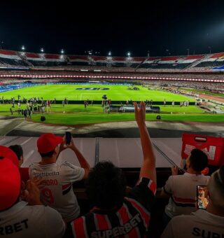 Torcida do São Paulo na torcida com patrocínio da Superbet