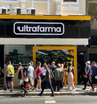 Imagem da faixada de uma loja da Ultrafarma