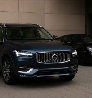 Um carro Volvo em frente a uma Porsche