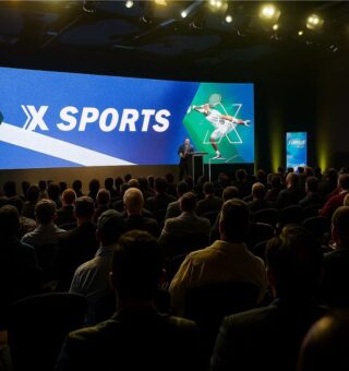 Pessoas assistindo o lançamento da XSports