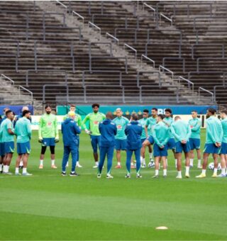 Imagem do time no campo antes da convocação da seleção brasileira