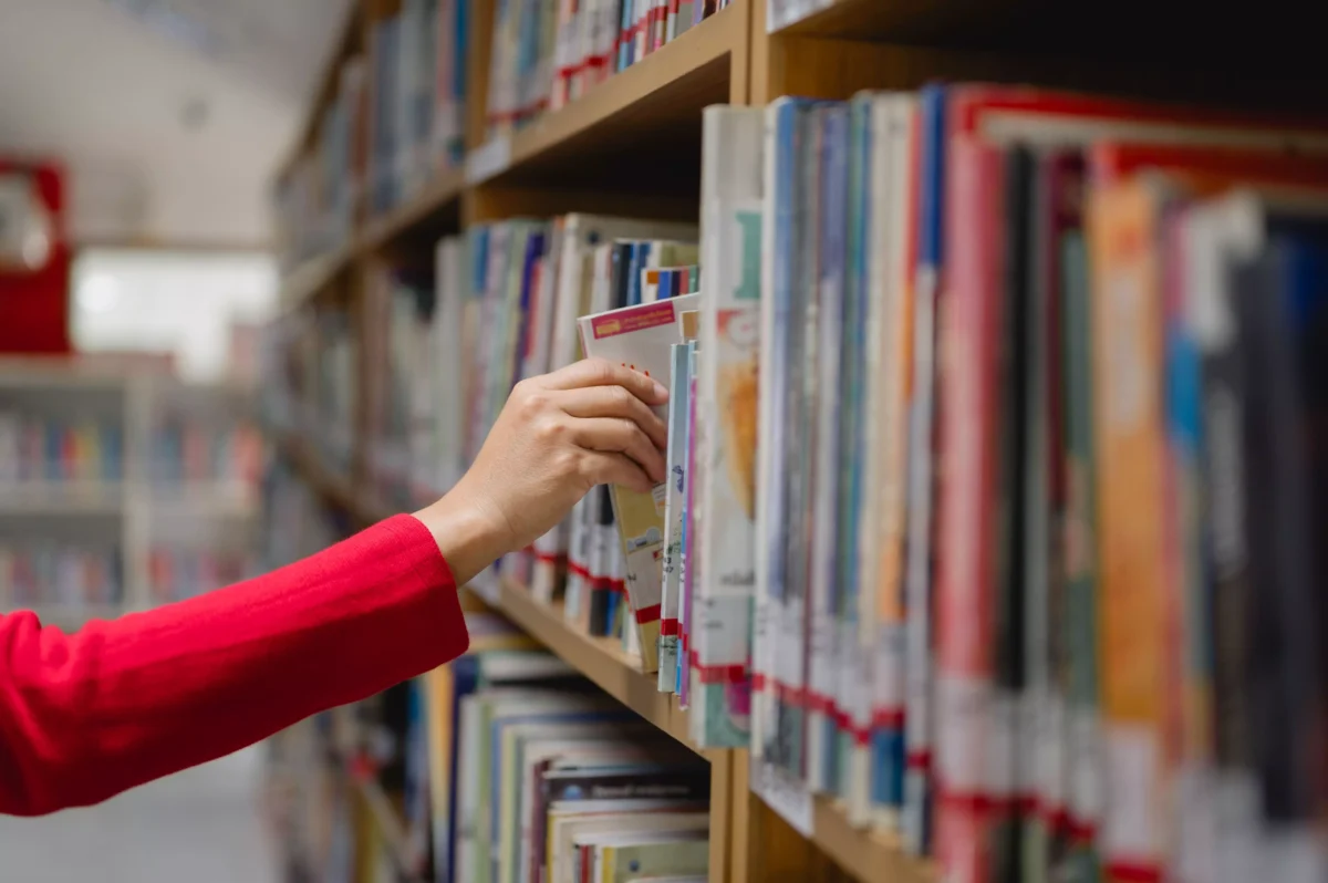 Melhorias no mercado de trabalho impulsionam habilidade de leitura dos jovens