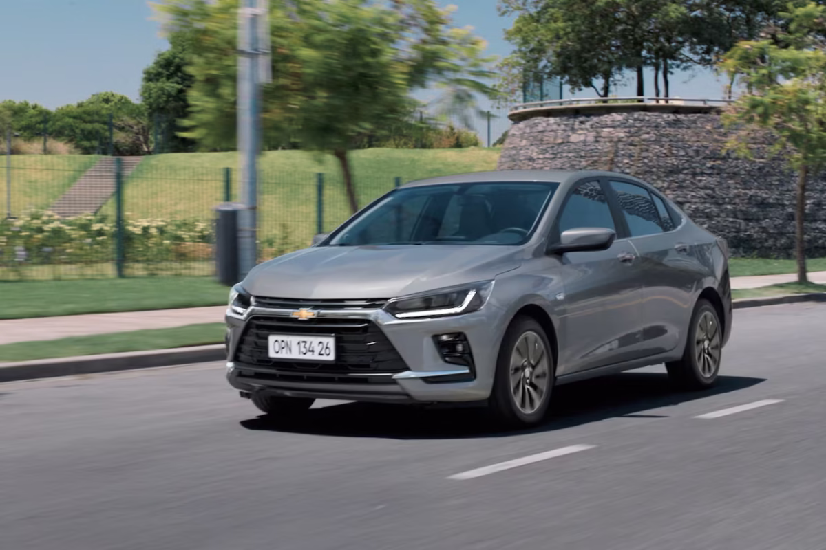 Novo Chevrolet Onix Plus 2026 é lançado em meio a polêmicas e promessa de economia