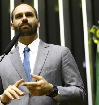 Eduardo Bolsonaro que já criticou prisão domiciliar no passado, agora, vê o pai nesta condição