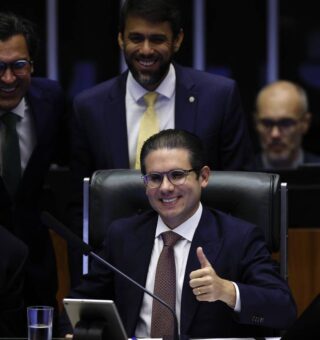 Deputados não poderão mais ser presos? O que a PEC da Blindagem realmente diz!
