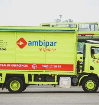 Um caminhão da Ambipar estacionado