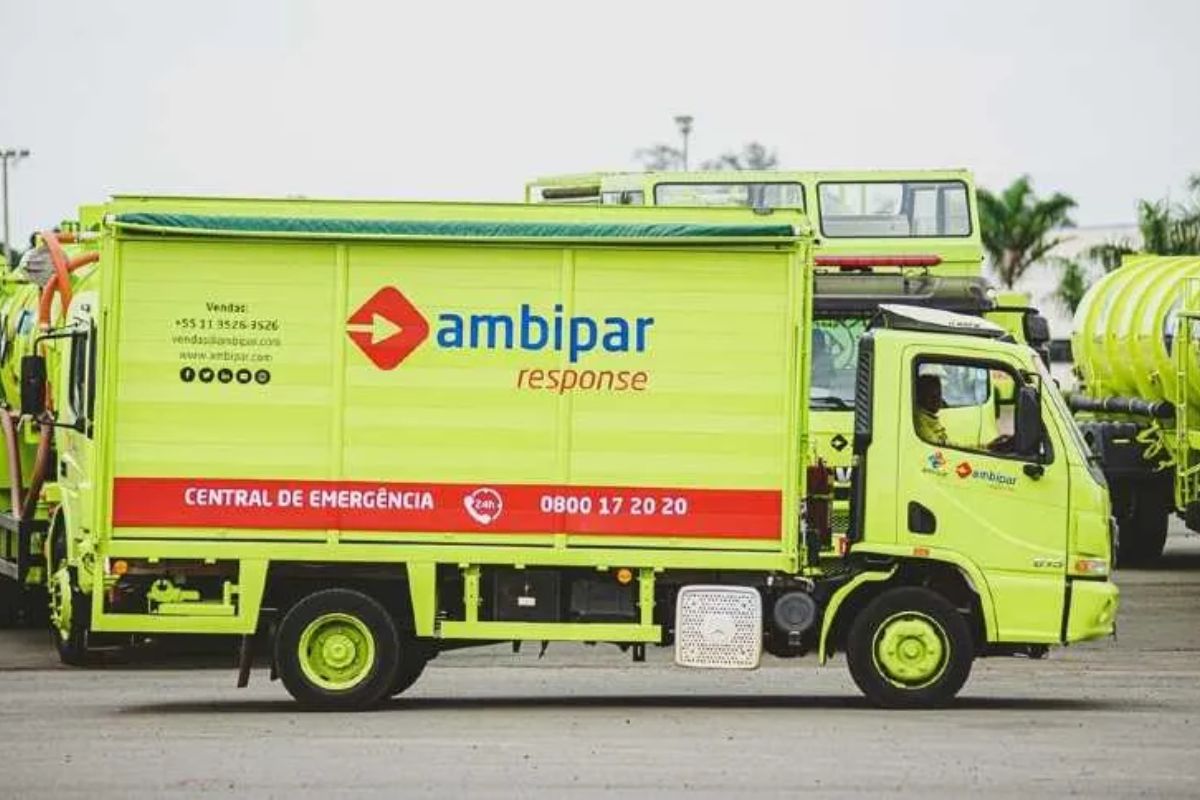 Um caminhão da Ambipar estacionado
