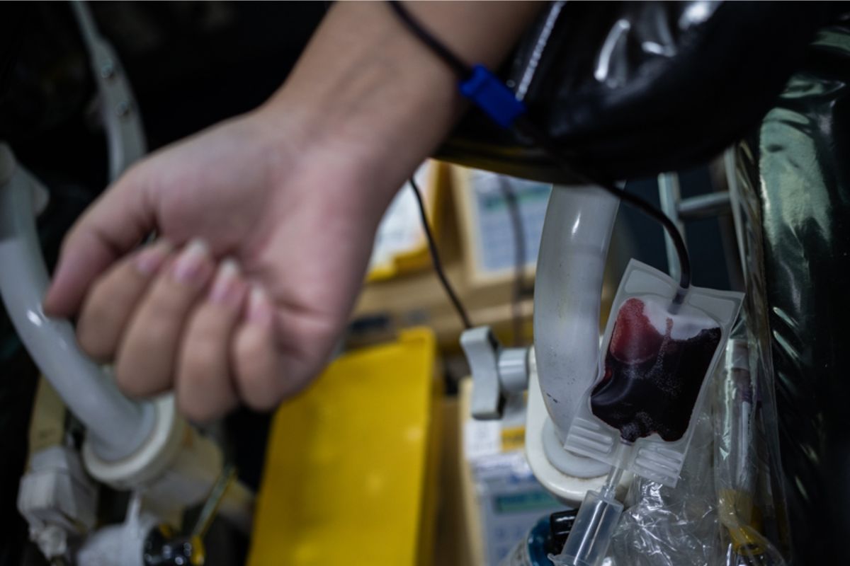 Uma pessoa recebendo sangue através do auxílio-doença