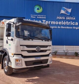 BYD ET8 - Caminhão de coleta estacionado