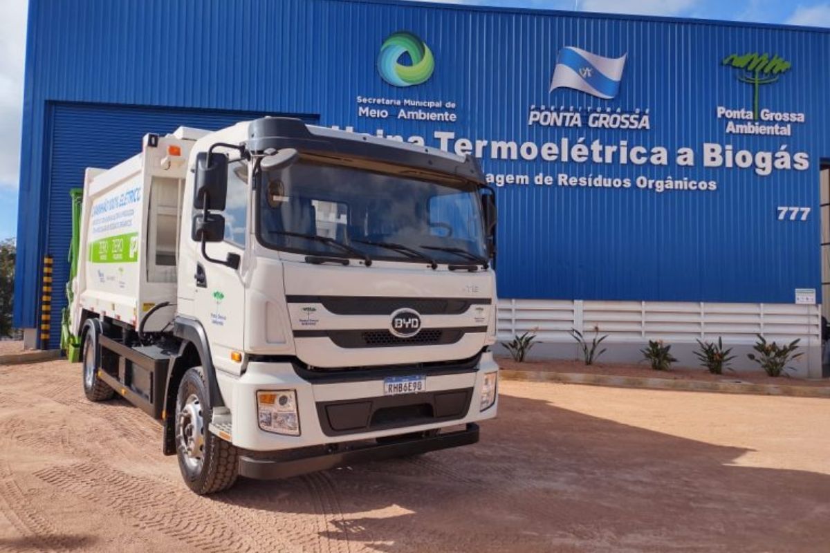 BYD ET8 - Caminhão de coleta estacionado