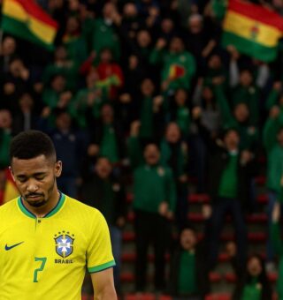 Jogador do Brasil saindo do estádio triste contra a Bolívia