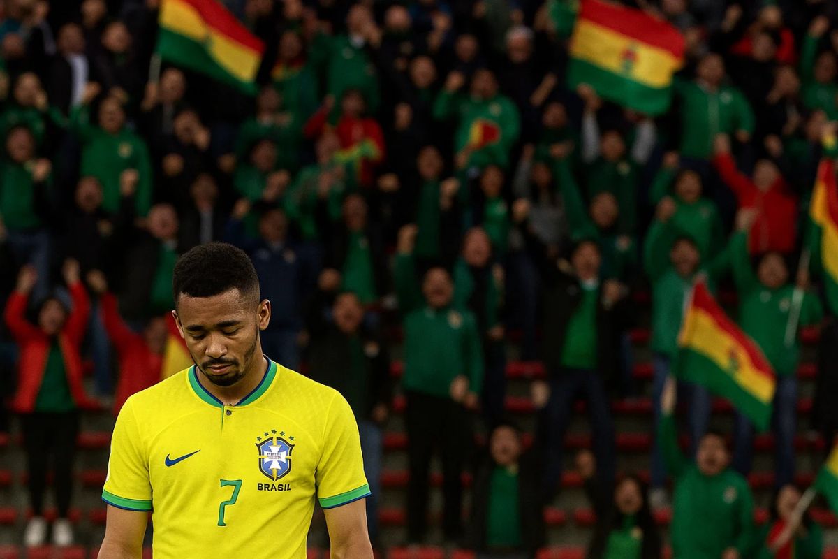 Jogador do Brasil saindo do estádio triste contra a Bolívia