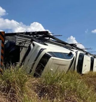 Carros elétricos caídos em uma pista