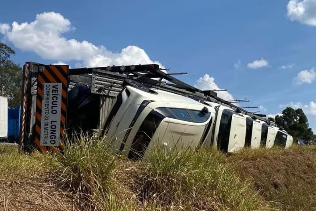 Carros elétricos caídos em uma pista