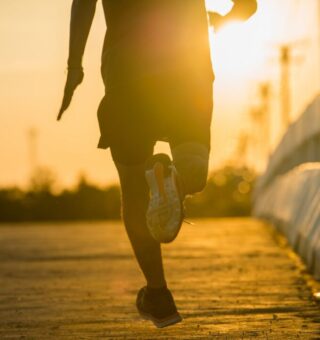 Imagem de corrida contra a luz do sol
