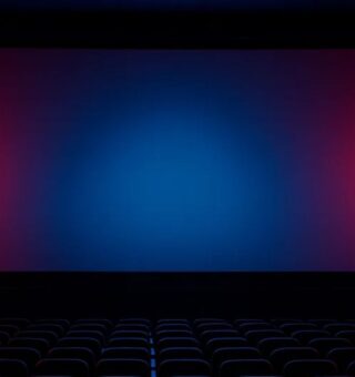 Sessão de Demon Slayer com as luzes azul e vermelha da polícia