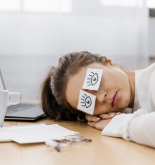Uma mulher no escritório que decidiu Dormir depois do almoço