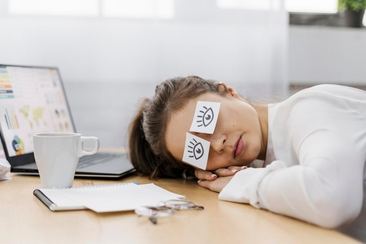 Uma mulher no escritório que decidiu Dormir após o almoço