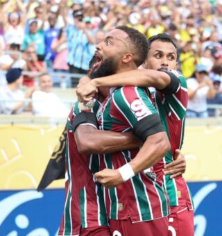 Jogadores do Fluminense torcendo em um confronto antes de Fluminense x Bahia