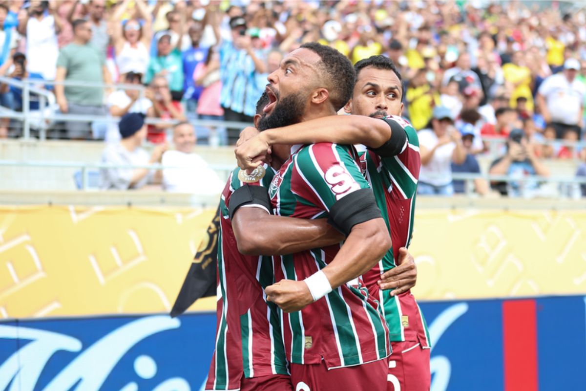 Jogadores do Fluminense torcendo em um confronto antes de Fluminense x Bahia