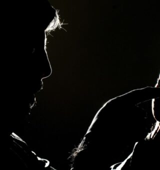 Uma pessoa encapuzada aplicando o Golpe do PIX