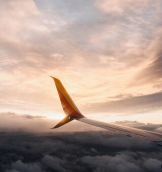 Um avião em direção a uma das melhores cidades para quem ganha INSS viver