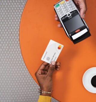 Uma pessoa realizando um pagamento com um cartão Mastercard