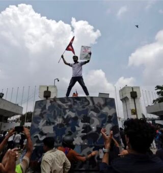 Jovens manifestando no Nepal