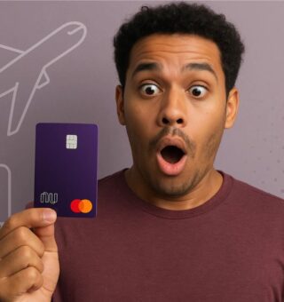Um cliente com o cartão do Nubank em sua mão olhando com cara de surpreso