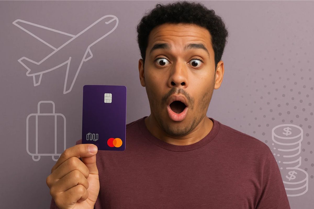 Um cliente com o cartão do Nubank em sua mão olhando com cara de surpreso