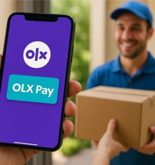 Uma pessoa recebendo seu produto depois que comprou pelo OLX Pay