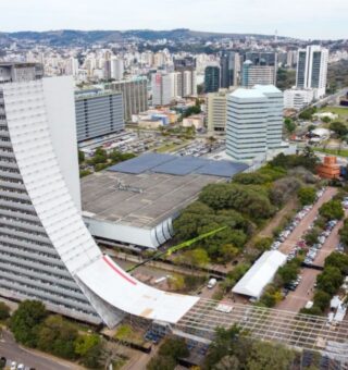 Prédio do CAFF com a estrutura da Red Bull