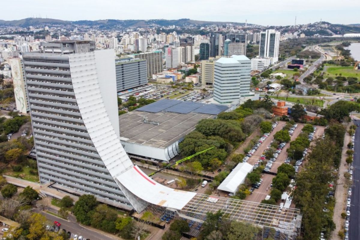 Prédio do CAFF com a estrutura da Red Bull