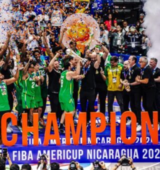 Imagem da Seleção brasileira na quadra após conquistar título