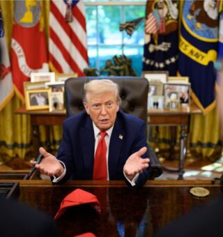 Donald Trump sentado falando sobre o Tylenol