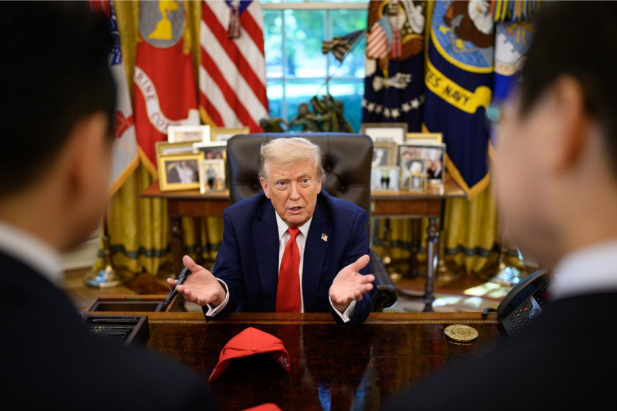 Donald Trump sentado falando sobre o Tylenol