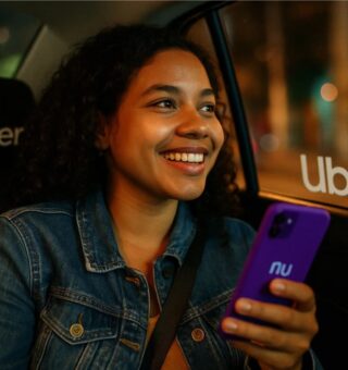 Uma passageira, cliente do Nubank (pela capinha do celular) dentro de um carro, no bando de trás do Uber