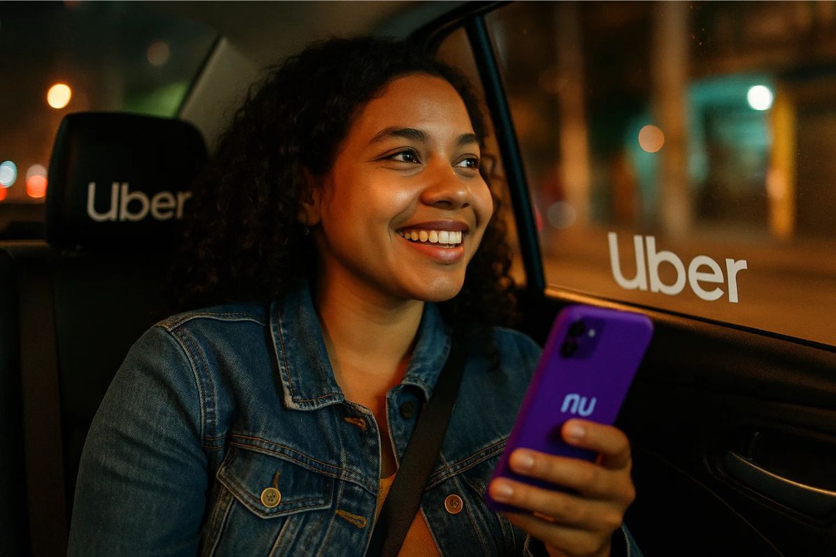 Uma passageira, cliente do Nubank (pela capinha do celular) dentro de um carro, no bando de trás do Uber