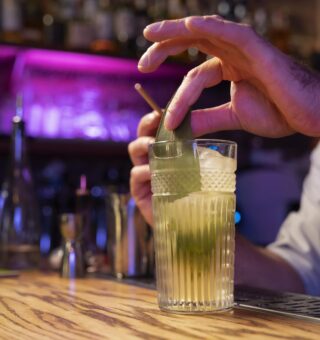 Jovens estão morrendo em SP após consumirem bebida alcoólica - Saiba os motivos