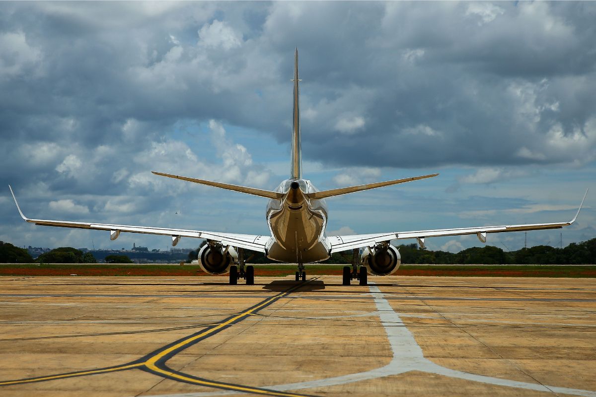 Avião em que técnico da seleção brasileira está saindo Brasil