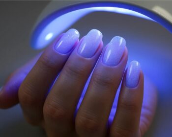 Unha de gel em uma cabine UV