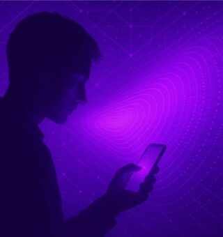 Cliente do Nubank em ar roxo vendo aviso no celular