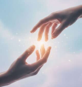 Imagem de duas mãos representando um altruísmo