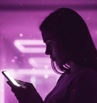 Uma cliente do Nubank vendo o e-mail em sei celular