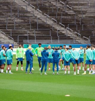 Seleção brasileira em campo durante treino