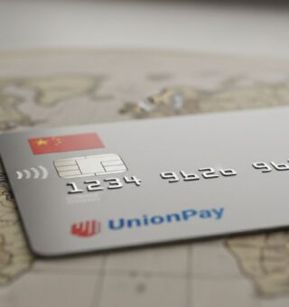 Um cartão da UnionPay em cima de um mapa