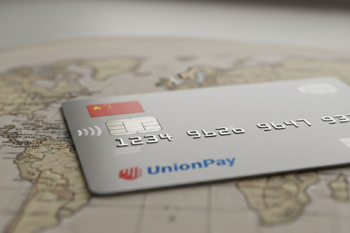 Um cartão da UnionPay em cima de um mapa
