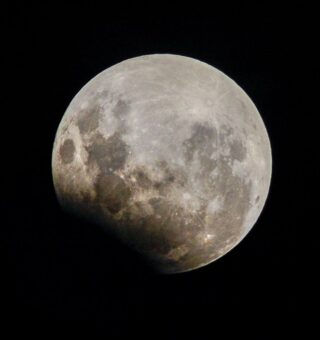 Astrônomos confirmam: Terra ganha “segunda lua” que ficará conosco até 2083