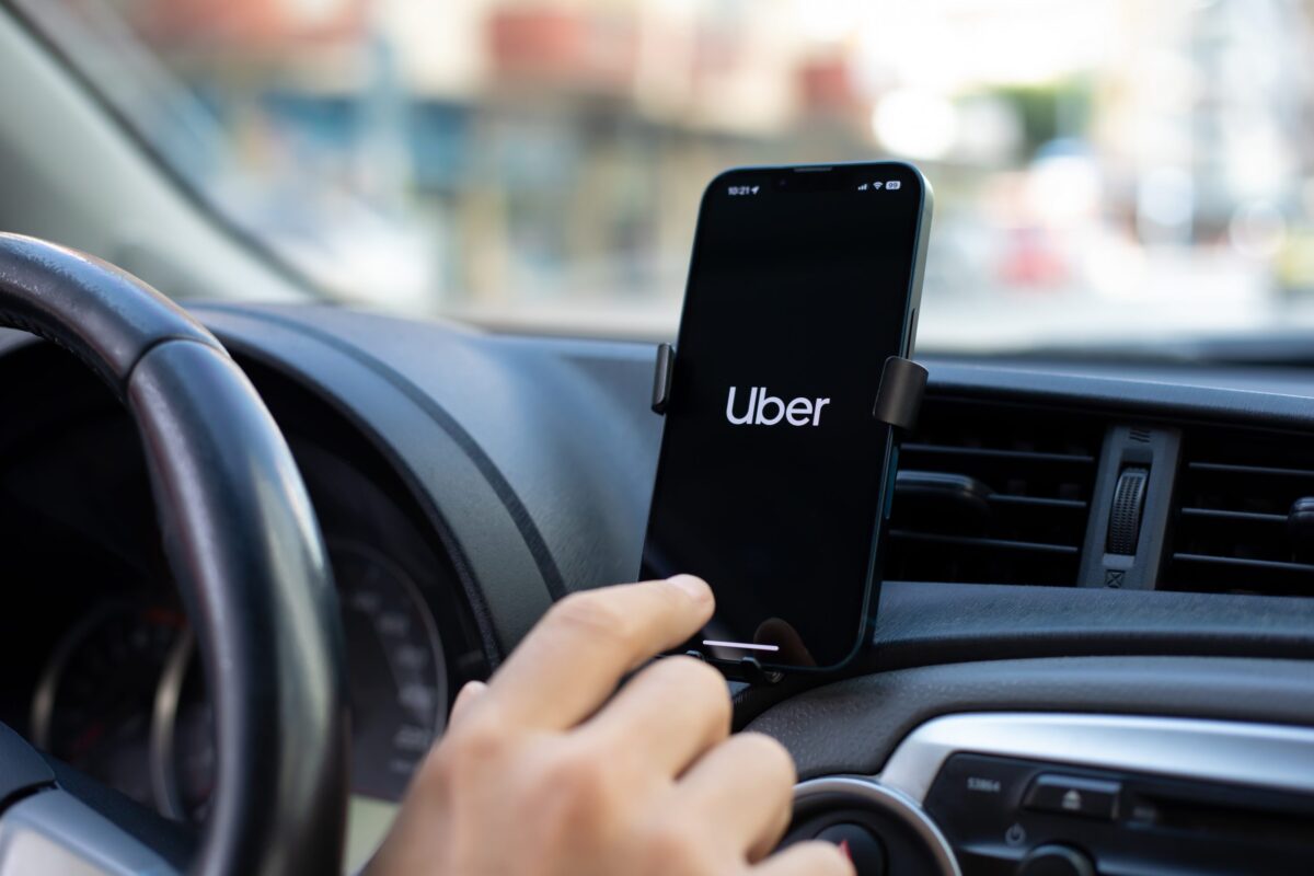 Motoristas revelam o segredo: quanto dá pra ganhar rodando só 4 horas por dia na Uber?
